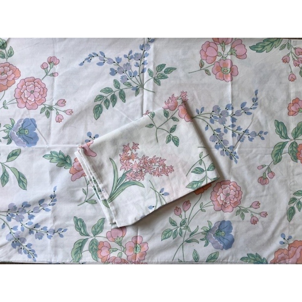 Vintage pair of pillowcases, Springs, floral cottagecore floral‎